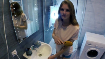 AVรัสเซีย Semulv Porn สีดูหุ้มซุ่มดูหีน้องสาวตอนเข้าห้องน้ำ ใส่กางเกงรัดหีจนพี่ชายเข้าไปร้องขอเย็ดในห้องน้ำ เห็นหีเห็นควยกันตั้งแต่เล็กเลยแอบมีเซ็กกันซะเลย
